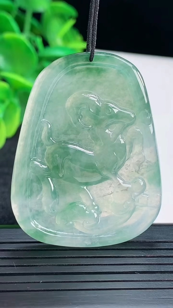 天然A货翡翠飘花生肖羊吊坠尺寸47.9-38-3.9重量:15.53g
4月13日