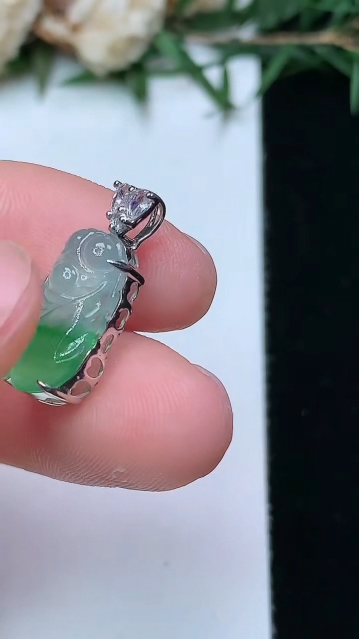 天然A货翡翠一鸣惊人吊坠，尺寸13.9-8.2-6.3，重量:1.49g
4月13日