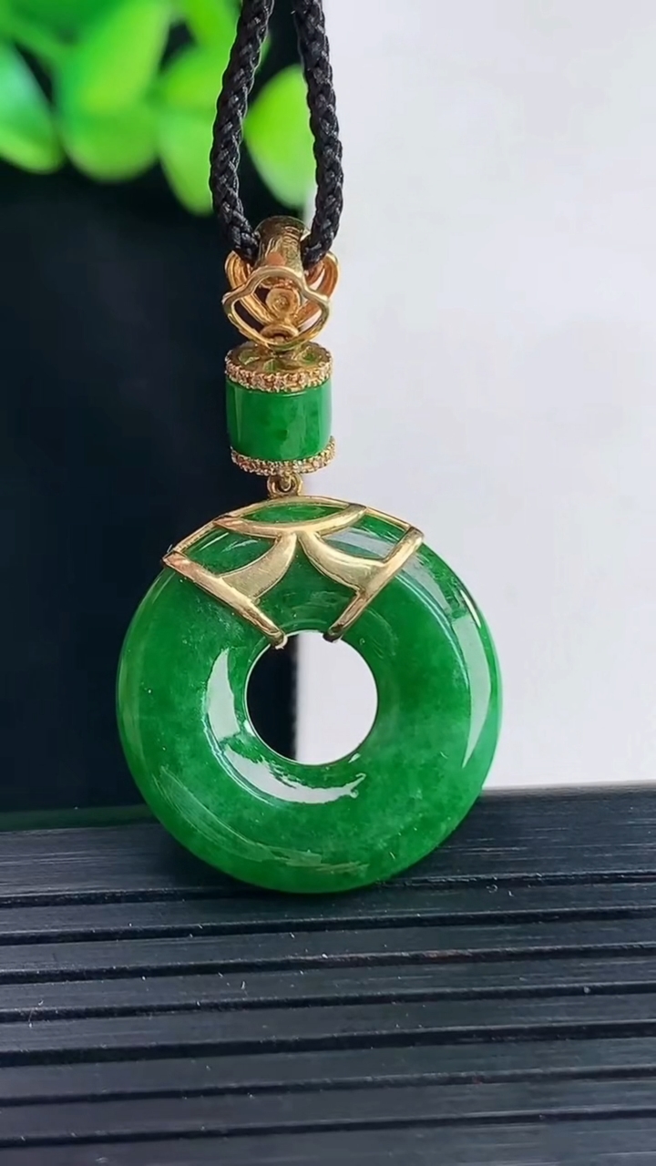 天然A货翡翠子母平安环吊坠，尺寸21.5-3.6重量:4.94g
4月13日
