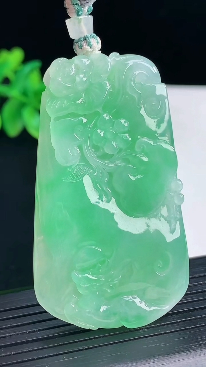 天然A货翡翠梅花鹿吊坠，尺寸59-34.5-7.5重量:35.37g
4月13日