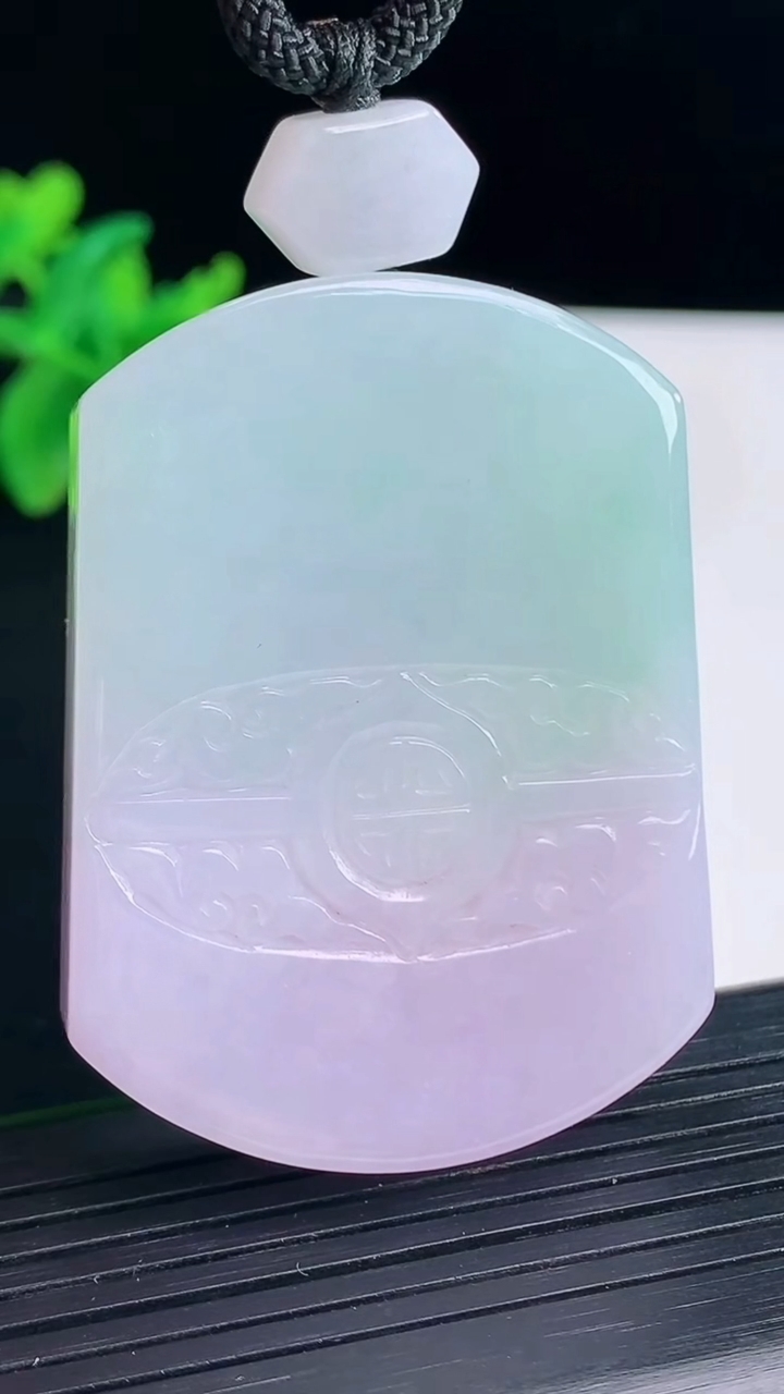 天然A货翡翠春带彩仿古无事牌吊坠，尺寸50.5-37-11.5重量:69.92g
4月13日