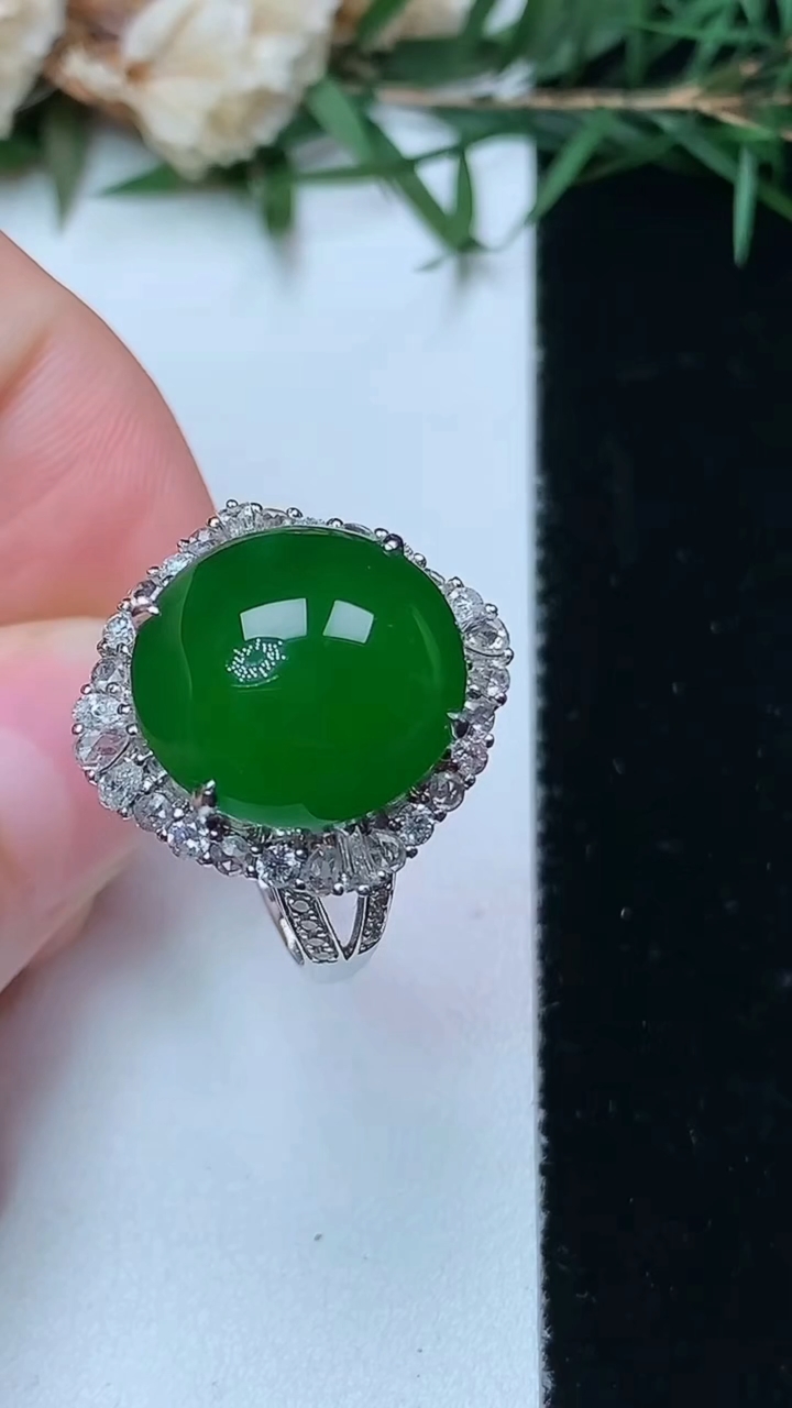 天然A货翡翠蛋面戒指，尺寸17.3-14-13，重量:6.24g2026年4月13日
工厂直销收藏佳品,种好水足，色泽均匀，有种有色，上手高大气！