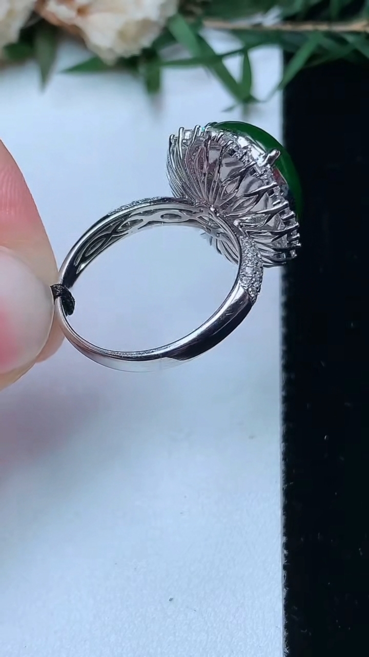 天然A货翡翠蛋面戒指，尺寸16.7-13.4-11.3，重量:4.46g2026年4月13日
工厂直销收藏佳品,种好水足，色泽均匀，有种有色，上手高大气！