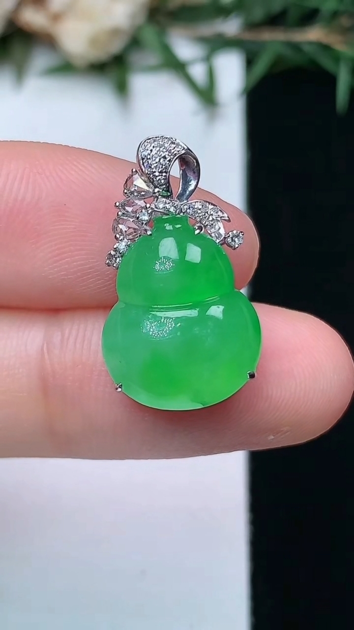 天然A货翡翠葫芦吊坠，尺寸14.5-12-7.3，重量:2.70g
4月13日