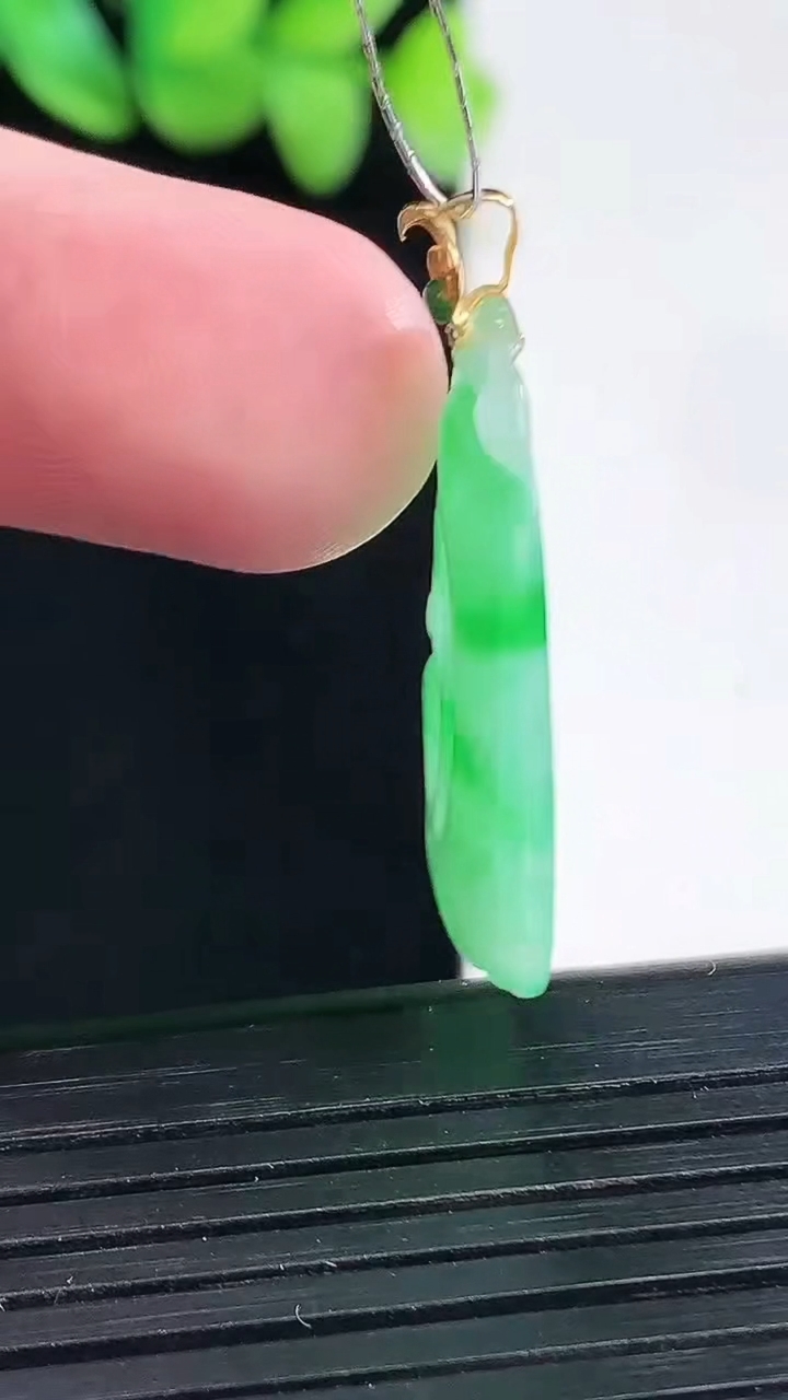 天然A货翡翠如意吊坠，尺寸29-16.5-4重量:3.45g
4月13日