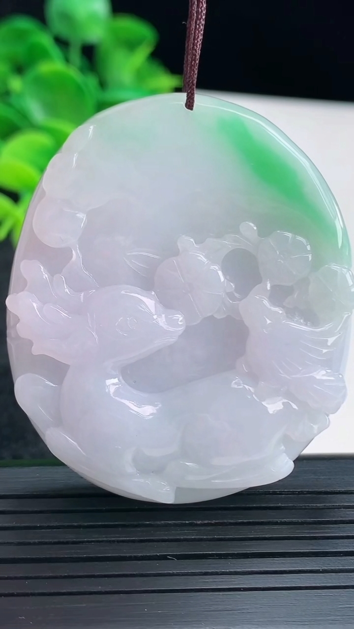 天然A货翡翠梅花鹿吊坠尺寸52-43.9-12.5重量:55.51g
4月13日