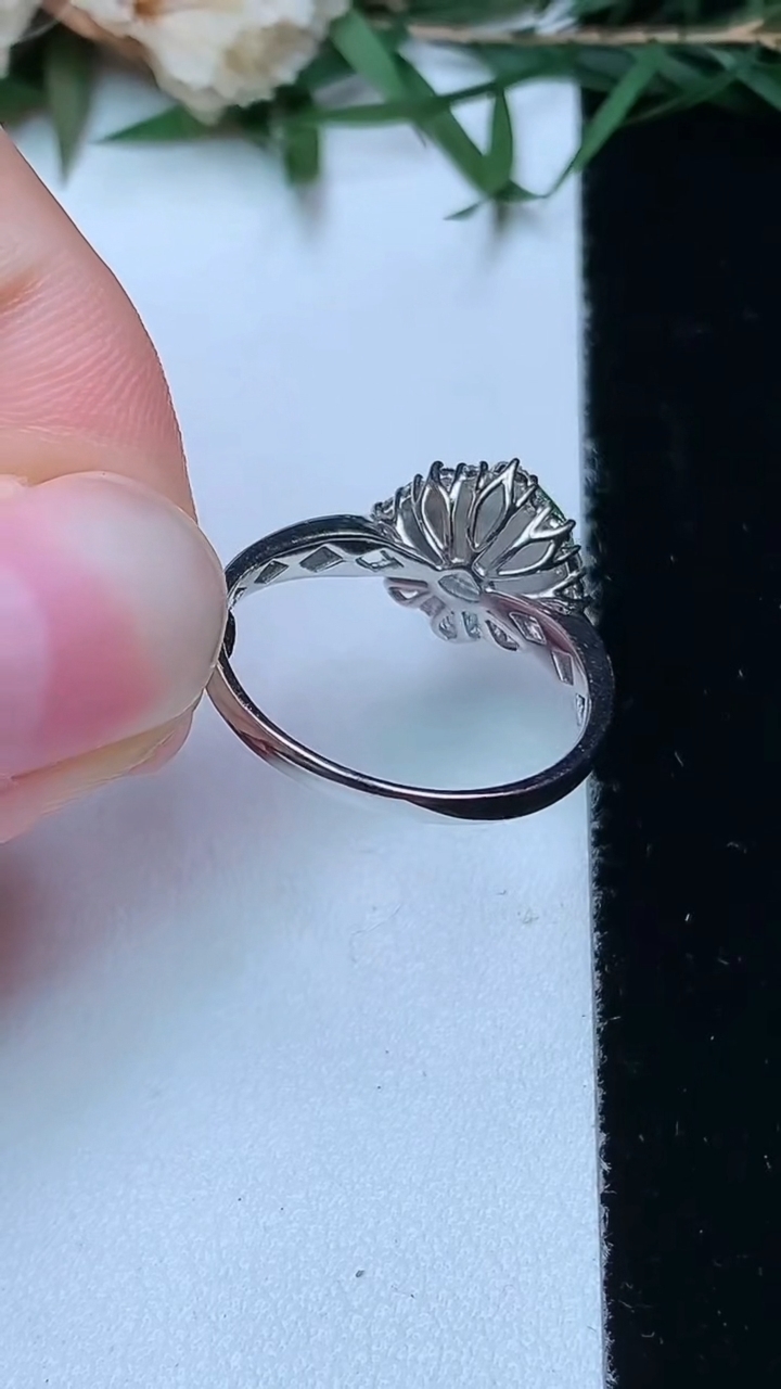 天然A货翡翠水滴戒指，尺寸17-7.4-8，重量:2.55g2026年4月13日
工厂直销收藏佳品,种好水足，色泽均匀，有种有色，上手高大气！