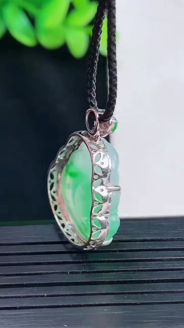 天然A货翡翠佛公吊坠，尺寸25.6-21.6-8，裸石19-19重量:4.25g
4月13日