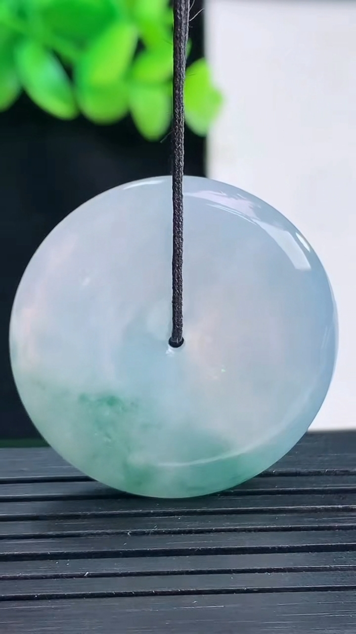 天然A货翡翠飘花平安扣吊坠，尺寸33-5.5重量:12.69g
4月13日