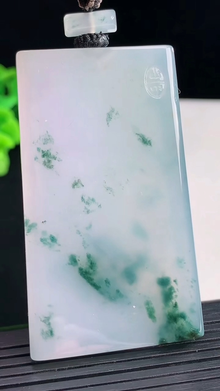 天然A货翡翠种飘花仿古无事牌吊坠，尺寸64-38-5.8重量:45.30g
4月13日