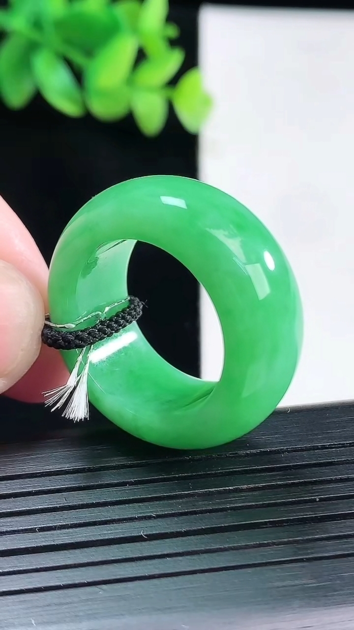 天然A货翡翠素面玉指环扳指，尺寸20.3-11.6-5.8重量:14.79g2026年4月13日
工厂直销收藏佳品,种好水足，色泽均匀，有种有色，上手高大气！