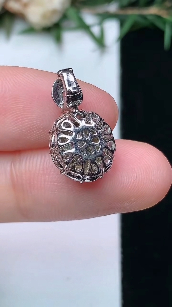 天然A货翡翠蛋面吊坠，尺寸17-10.4-8，裸石7.8-7，重量:2.22g
4月13日