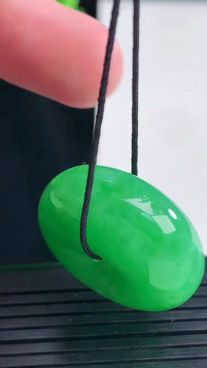 天然A货翡翠平安扣吊坠，尺寸28-12.6重量:20.33g
4月13日