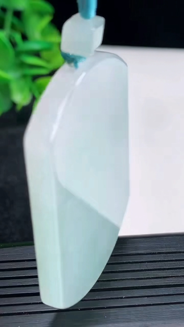 天然A货翡翠无事牌吊坠尺寸53.2-39.8-4.7重量:33.00g
4月13日