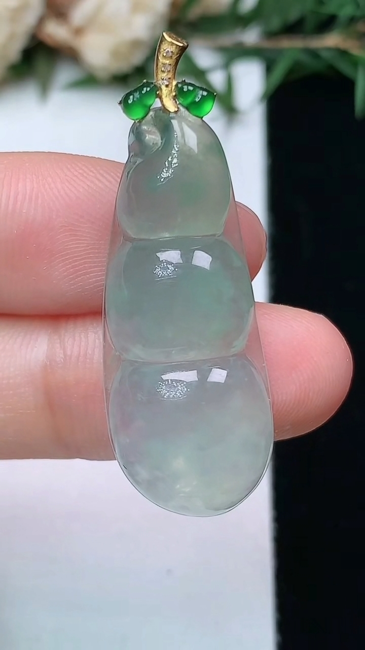 天然A货翡翠福豆吊坠，尺寸32-13.2-5.8，重量:4.76g
4月13日