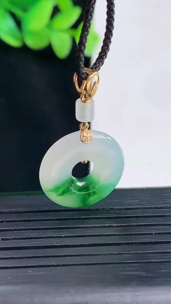 天然A货翡翠子母平安环吊坠，尺寸18-3.8重量:2.81g
4月13日