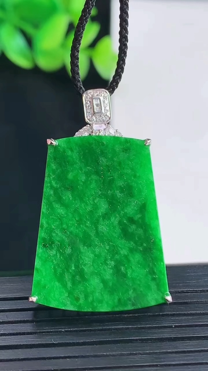 天然A货翡翠无事牌吊坠，尺寸38-24-6.8，裸石29-23.5重量:8.22g
4月13日