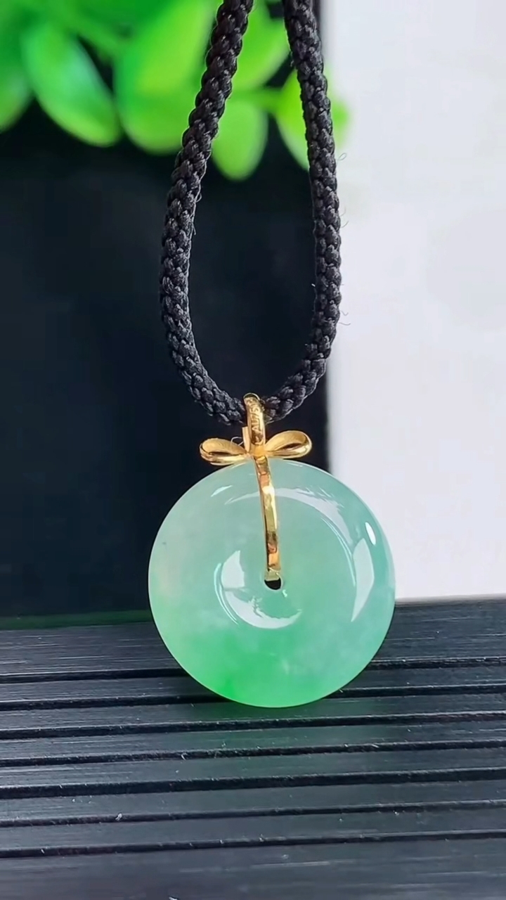 天然A货翡翠平安扣吊坠，尺寸16.6-5.6重量:3.41g
4月13日