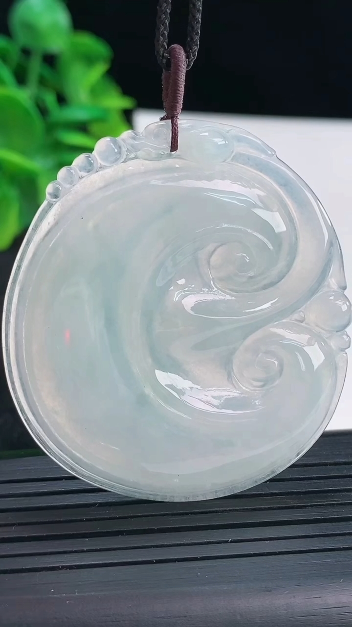 天然A货翡翠如意吊坠尺寸52.9-48.4-4.1重量:21.16g
4月13日