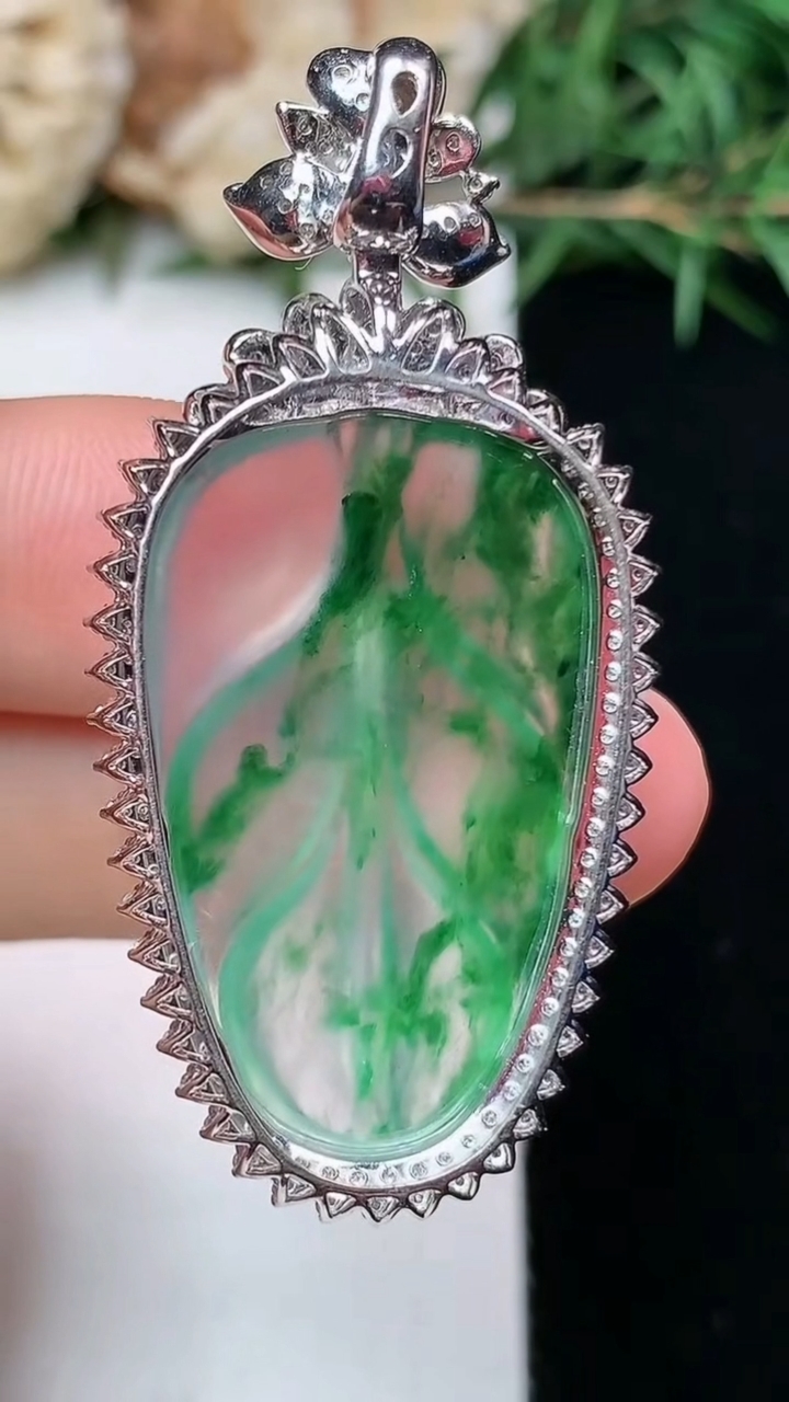 天然A货翡翠金枝玉叶 叶子吊坠，尺寸47.3-22.8-8.5，裸石29.3-18.5，重量:8.17g
4月13日