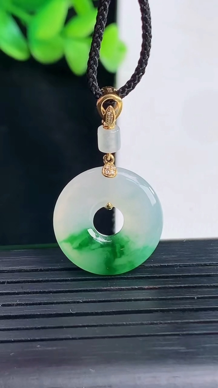 天然A货翡翠子母平安环吊坠，尺寸18-3.8重量:2.81g
4月13日