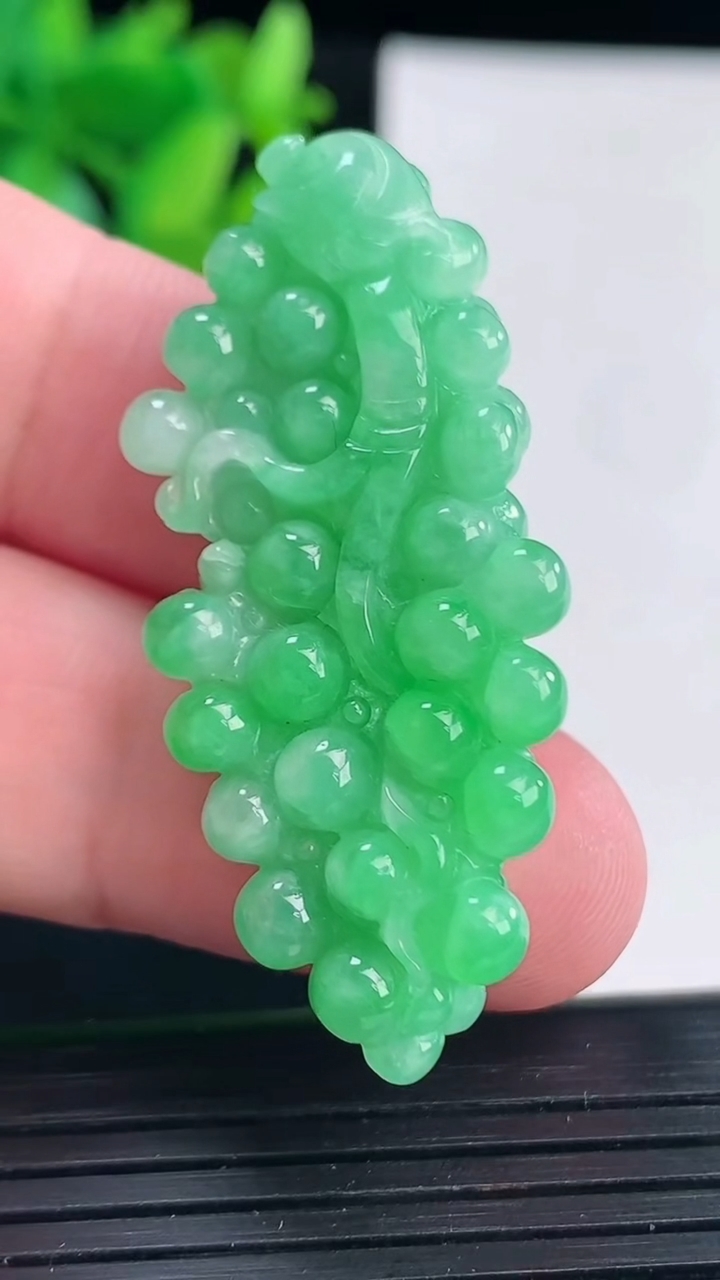 天然A货翡翠多子多福 葡萄吊坠，尺寸45.6-20-12重量:12.88g
4月13日