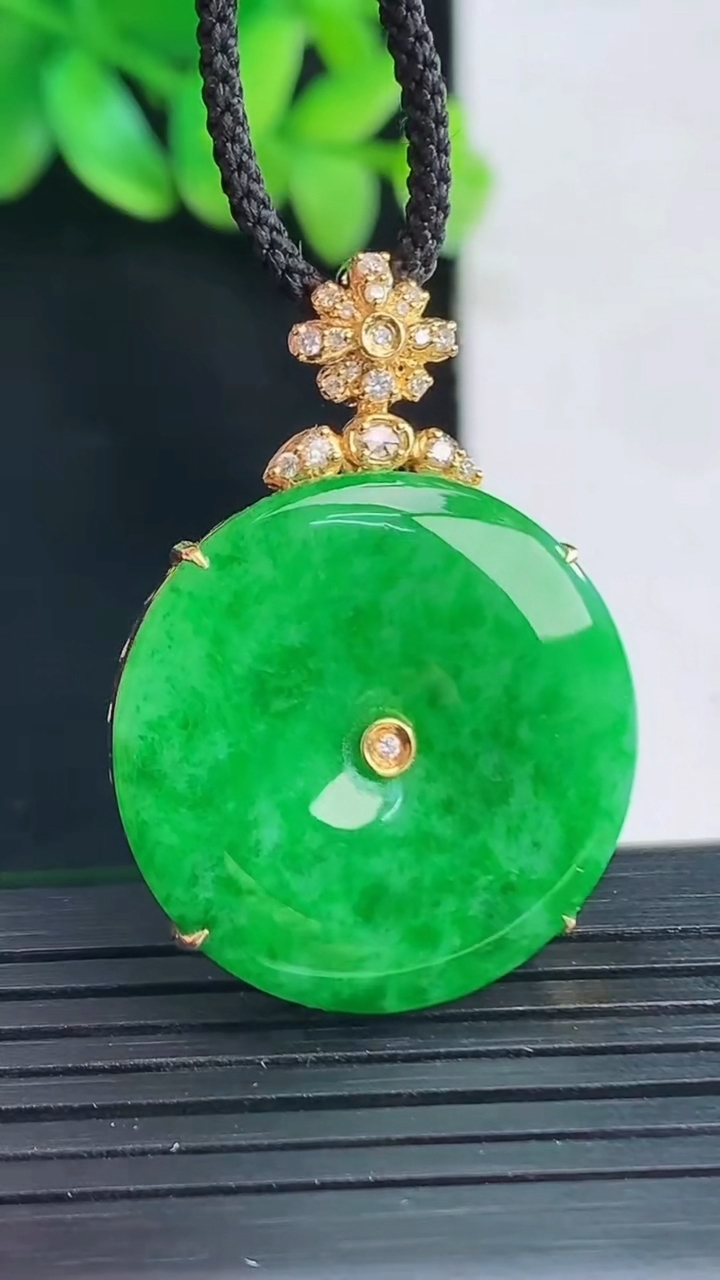 天然A货翡翠平安扣吊坠，尺寸35.5-25-6，裸石25.5重量:6.95g
4月13日