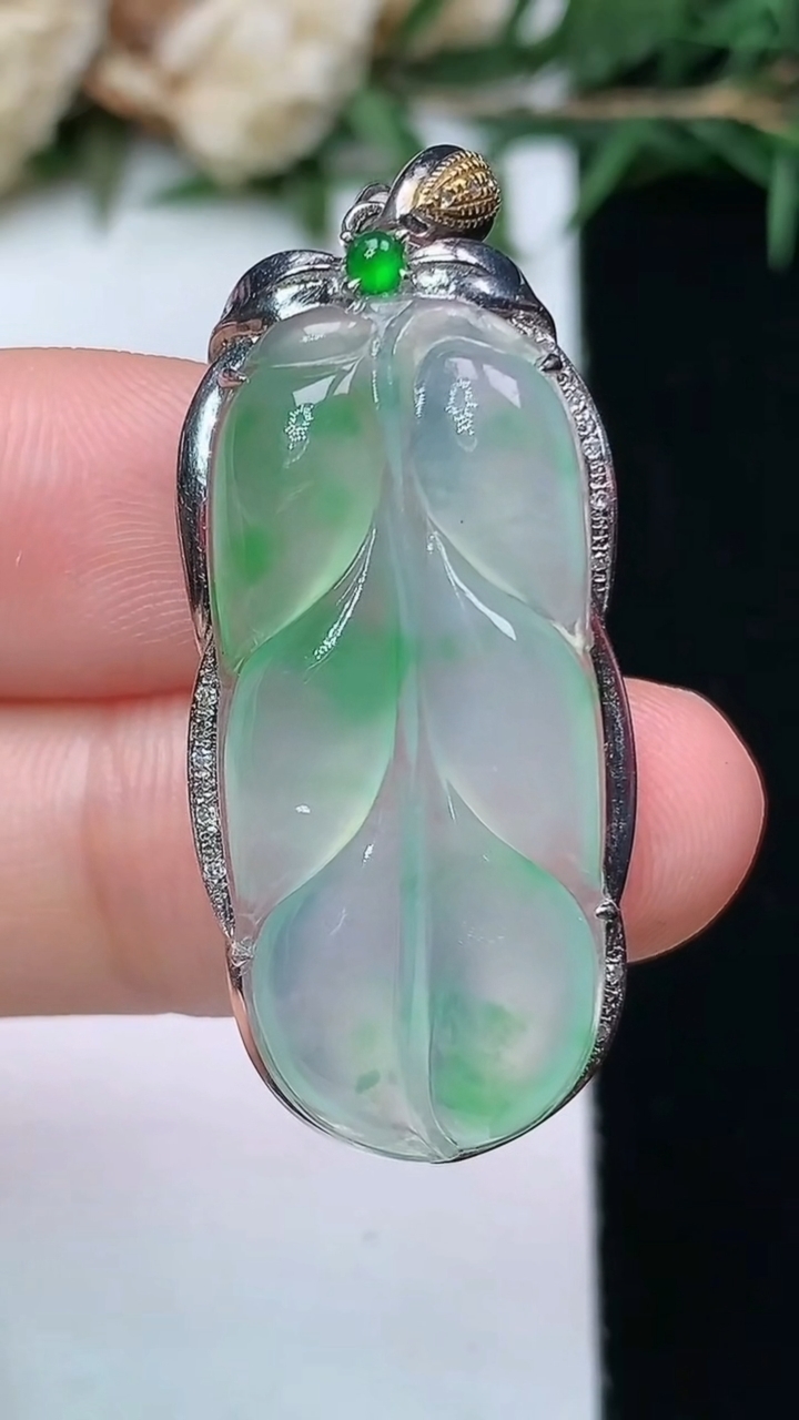 天然A货翡翠金枝玉叶 叶子吊坠，尺寸38.9-15.8-7，裸石30.6-13.9
4月13日