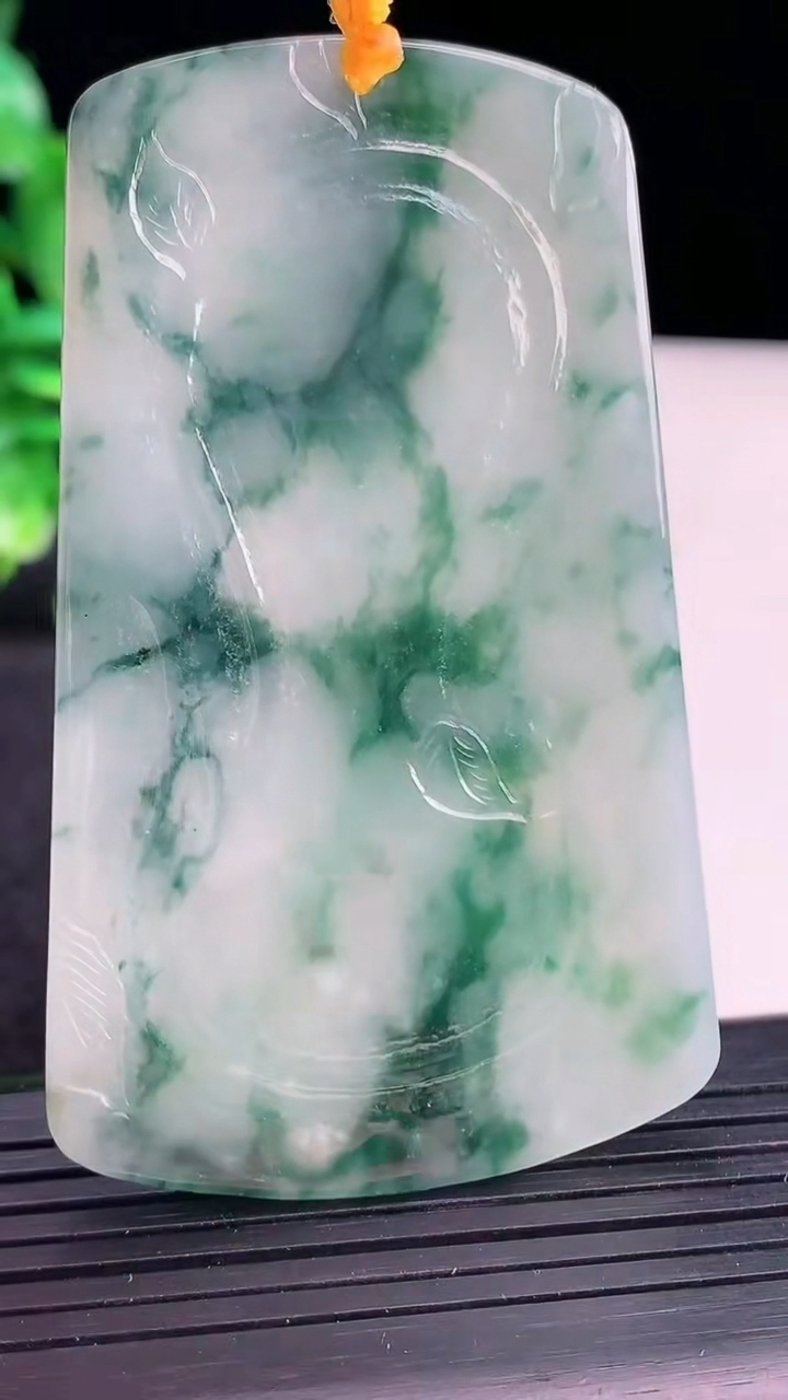 天然A货翡翠飘花祥龙大势至菩萨吊坠尺寸70.1-43-5重量:34.04g
4月13日