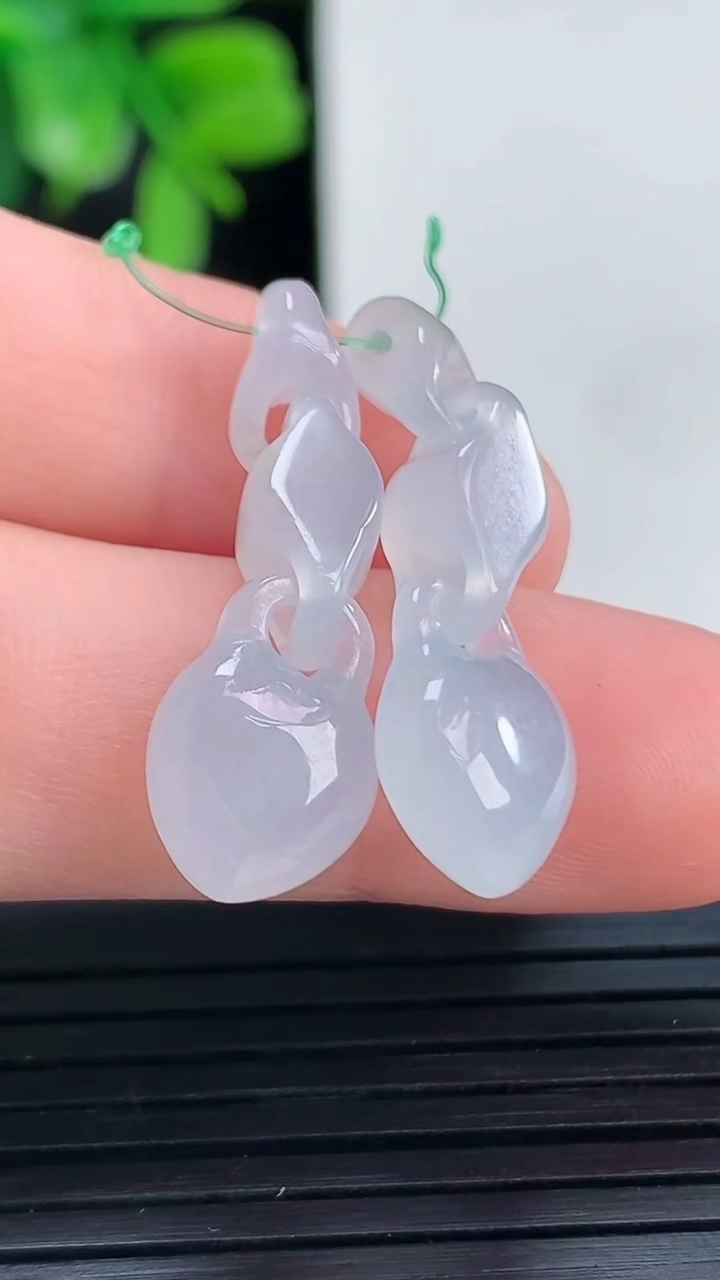 天然A货翡翠环环相扣吊坠一对尺寸27.5-9.3-5.2重量:3.84g
4月13日