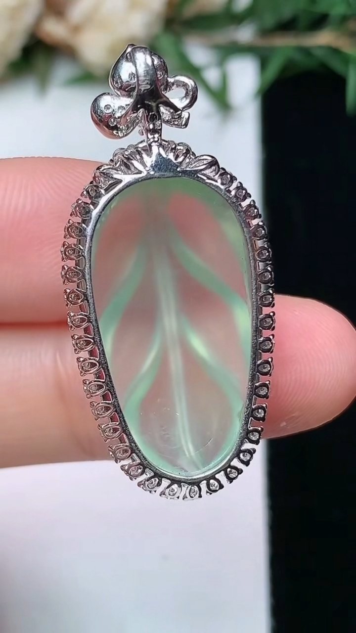 天然A货翡翠金枝玉叶 叶子吊坠，尺寸34.7-16-7.6，裸石13.3-13，重量:4.59g
4月13日