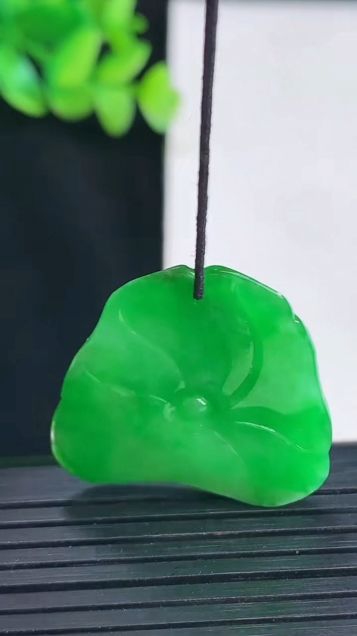 天然A货翡翠和和美美 荷花吊坠，尺寸29.6-29-5.6重量:8.37g
4月13日