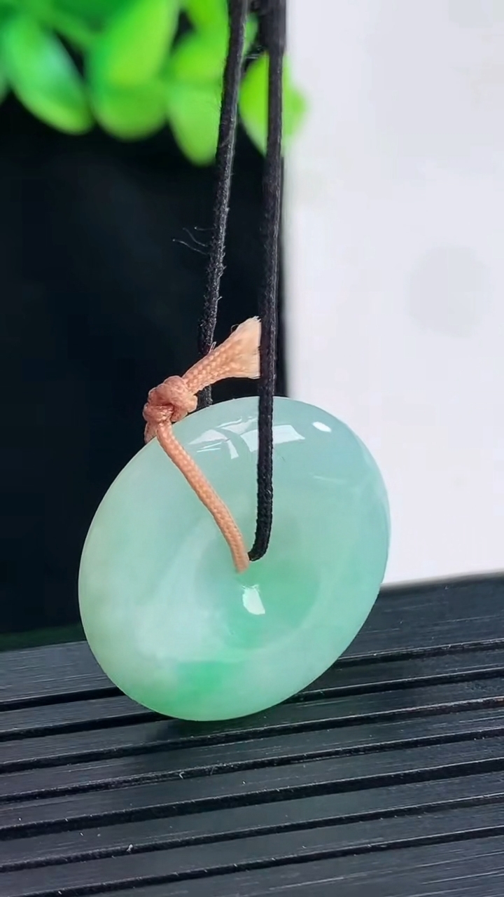 天然A货翡翠平安扣吊坠，尺寸23-6重量:6.62g
4月13日