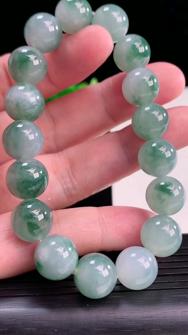 天然A货翡翠飘花圆珠手串，尺寸11.6-17颗重量:49.13g4月13日
工厂直销收藏佳品,种好水足，色泽均匀，有种有色，上手高大气！