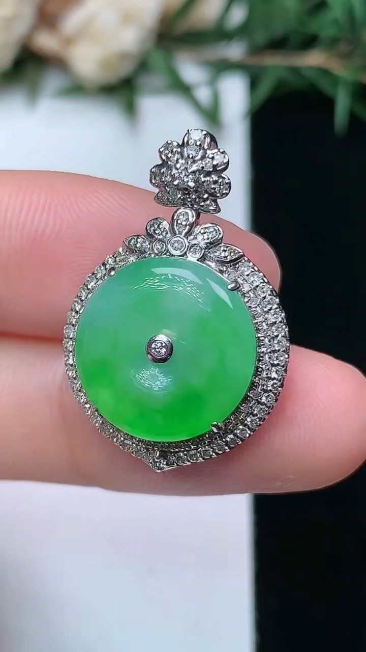 天然A货翡翠平安扣吊坠，尺寸25.8-17.5-7.2，裸石13.5
4月13日