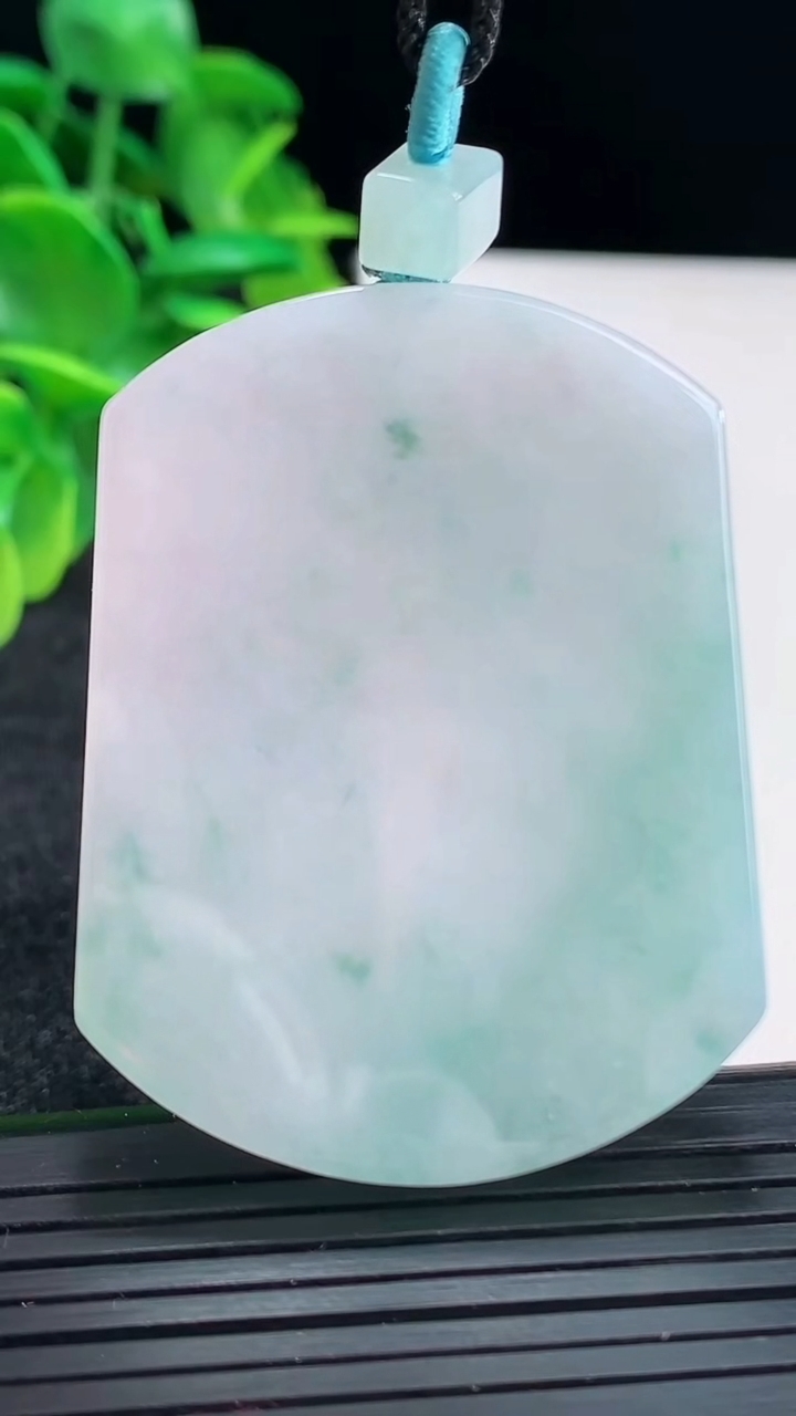 天然A货翡翠飘花无事牌吊坠尺寸50.7-38.7-5.3重量:33.71g
4月13日