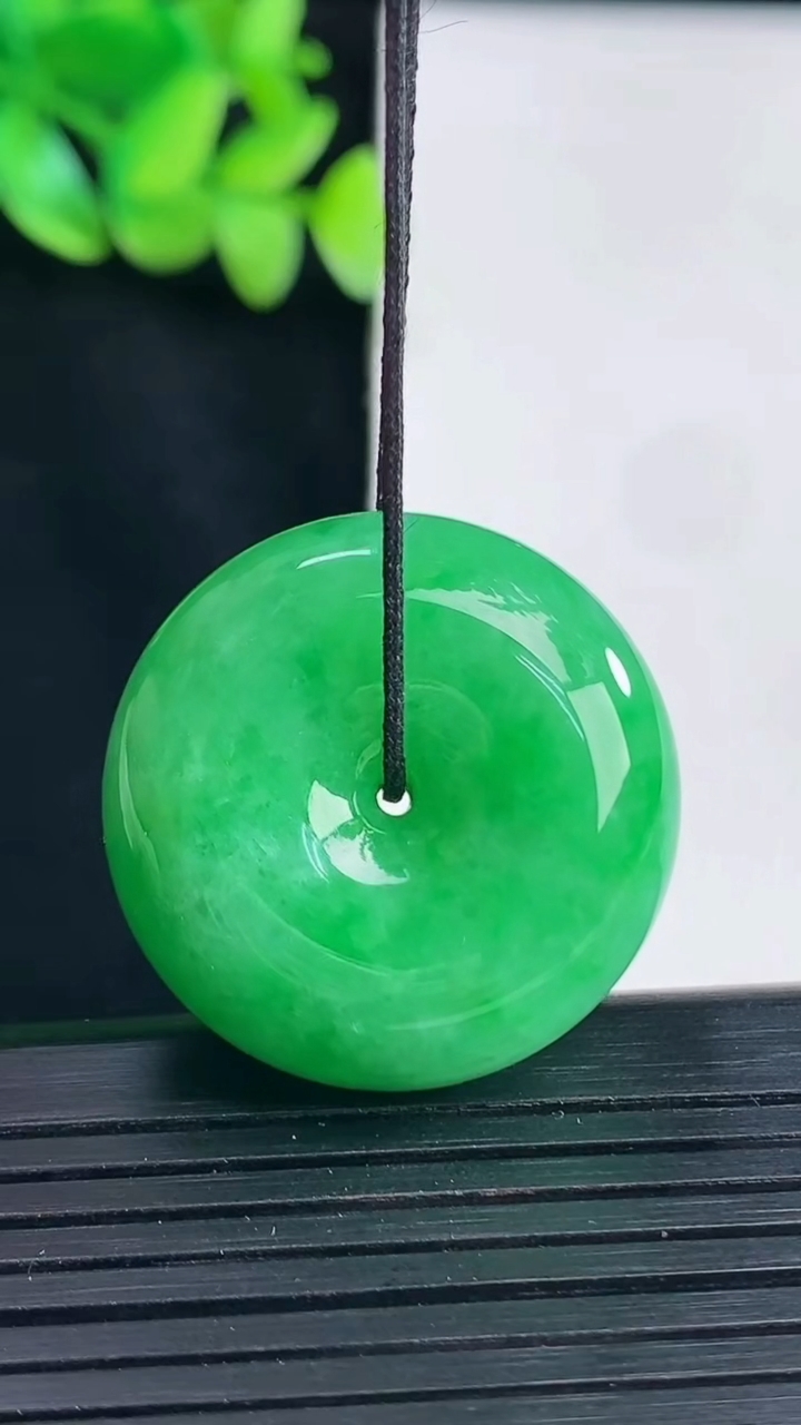 天然A货翡翠平安扣吊坠，尺寸28-12.6重量:20.33g
4月13日