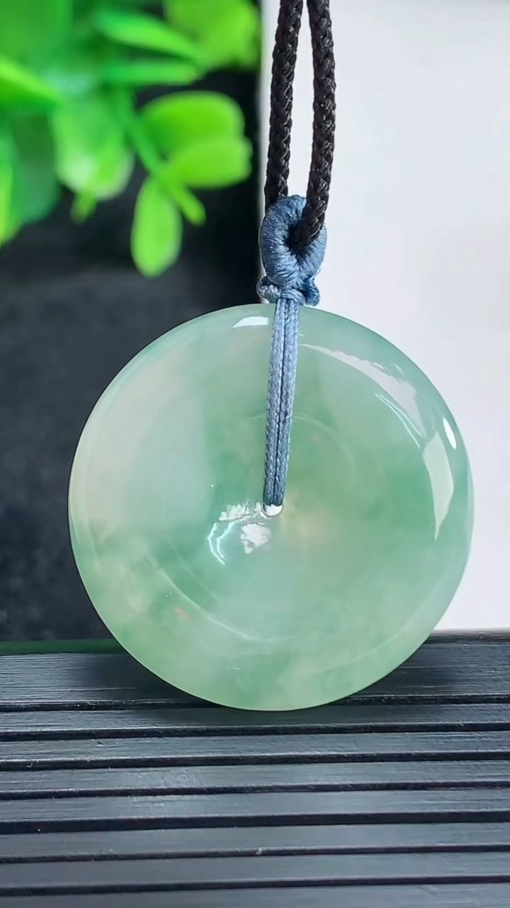 天然A货翡翠飘花平安扣吊坠尺寸28.1-5.4重量:9.04g
4月13日