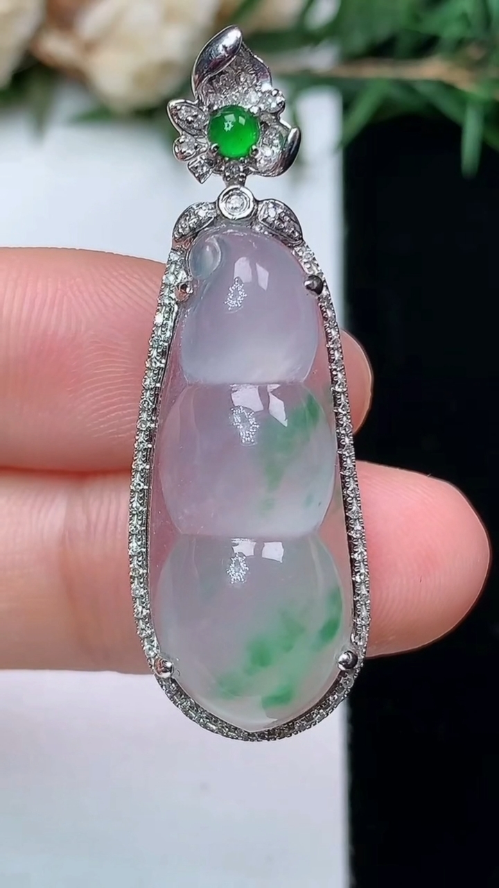 天然A货翡翠福豆吊坠，尺寸39.8-13.4-8.8，裸石27.2-11.3，重量:4.39g
4月