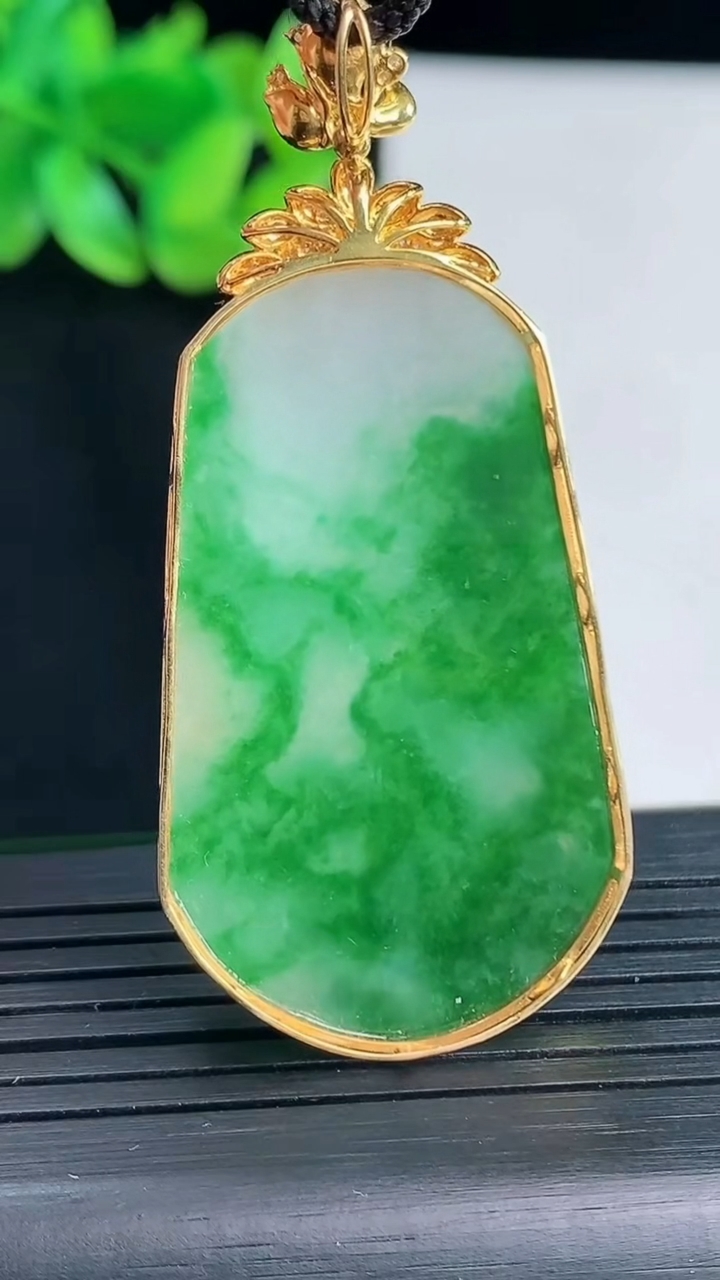 天然A货翡翠无事牌吊坠，尺寸56-25.6-5，裸石42-25重量:10.23g
4月13日