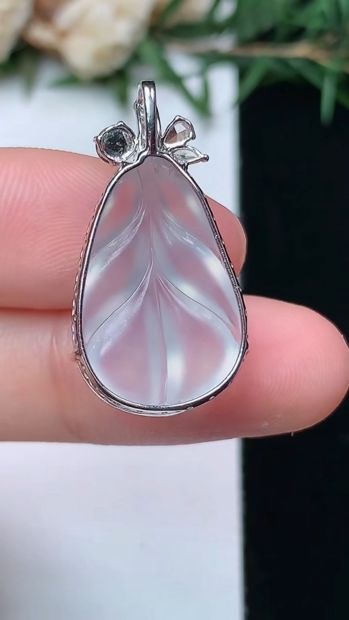 天然A货翡翠白冰金枝玉叶 叶子吊坠，尺寸20.8-13.8-6.4，重量:2.60g
4月13日