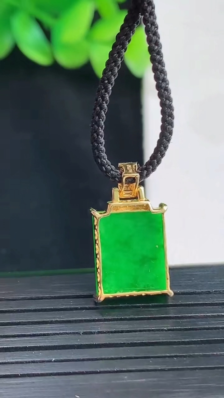 天然A货翡翠无事牌吊坠，尺寸21-12-4，裸石13-12重量:1.91g
4月13日