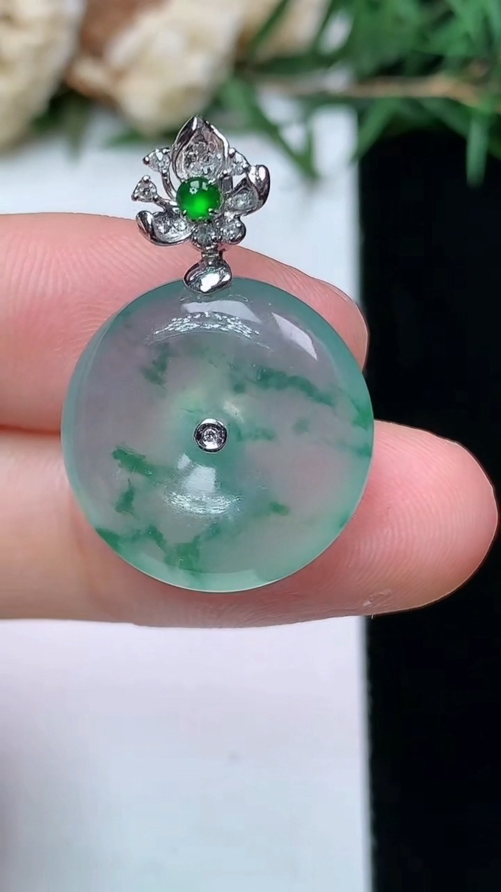 天然A货翡翠飘花平安扣吊坠，尺寸18-5.8，重量:4.63g
4月13日