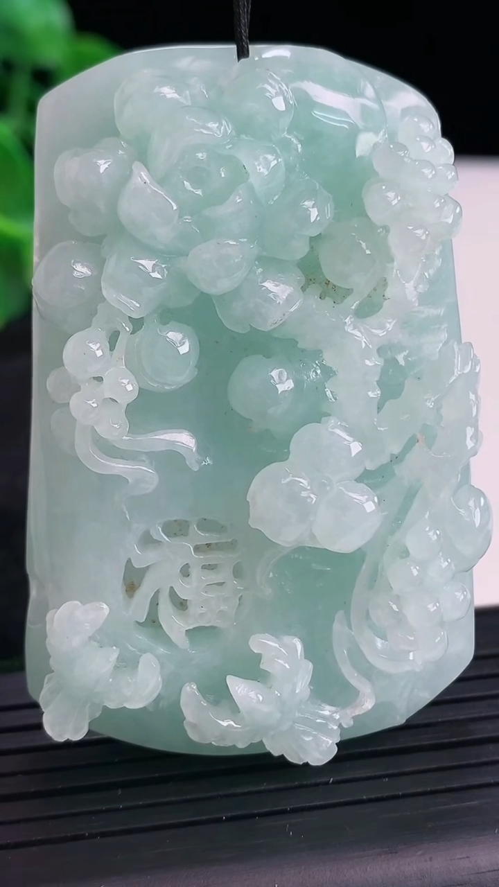 天然A货翡翠鸟语花香吊坠尺寸63.5-42.1-14.2重量:56.58g
4月13日