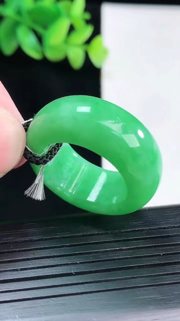 天然A货翡翠素面玉指环扳指，尺寸20.3-11.6-5.8重量:14.79g2026年4月13日
工厂直销收藏佳品,种好水足，色泽均匀，有种有色，上手高大气！