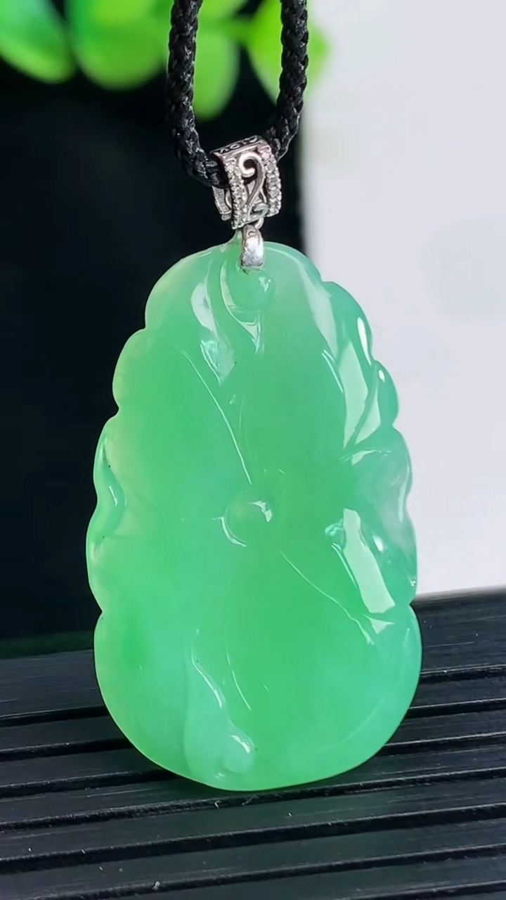 天然A货翡翠和和美美 荷花吊坠，尺寸30-19-3.5重量:4.48g
4月13日