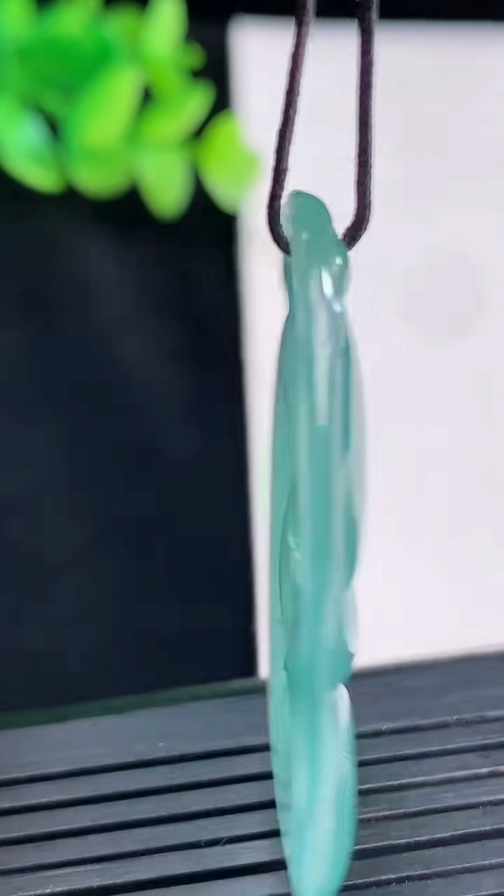 天然A货翡翠如意吊坠，尺寸46-30.5-4.5重量:12.42g
4月13日