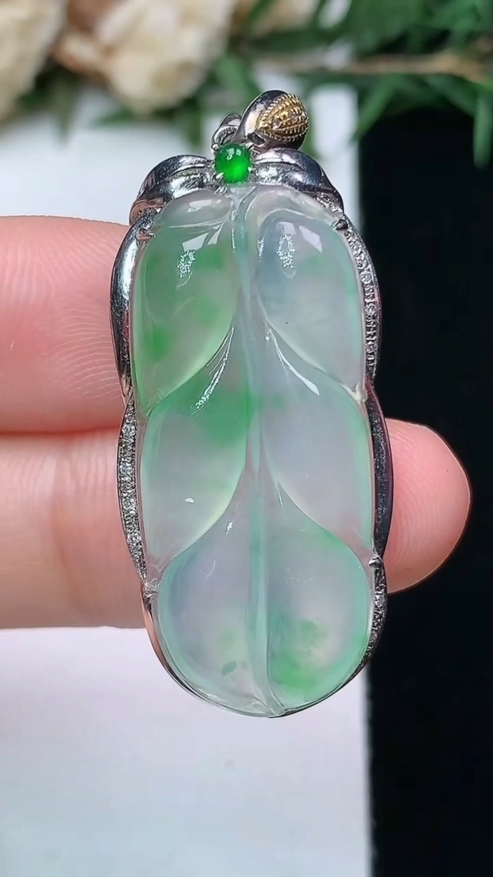 天然A货翡翠金枝玉叶 叶子吊坠，尺寸38.9-15.8-7，裸石30.6-13.9
4月13日