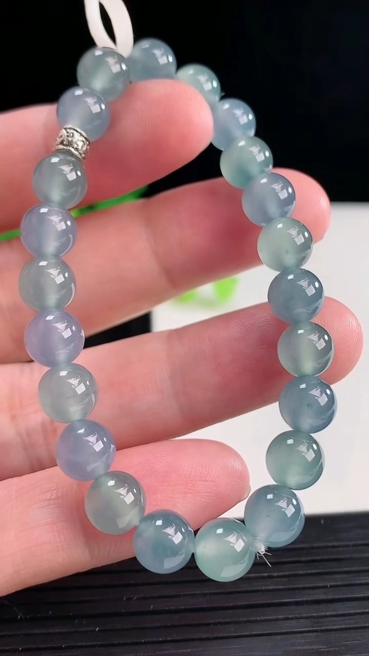 天然A货翡翠春带彩圆珠手串，尺寸8-22颗 重量:18.77g4月13日
工厂直销收藏佳品,种好水足，色泽均匀，有种有色，上手高大气！