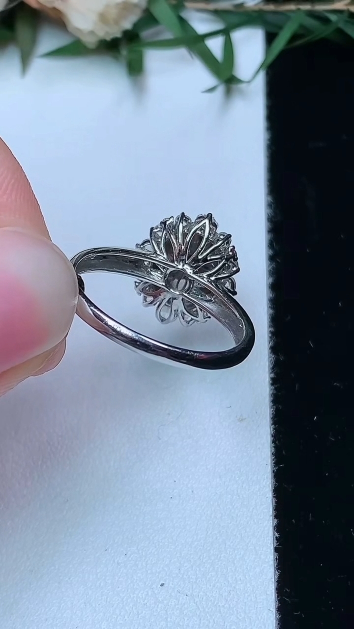 天然A货翡翠蛋面戒指，尺寸17.2-9-7.3，重量:3.02g2026年4月13日
工厂直销收藏佳品,种好水足，色泽均匀，有种有色，上手高大气！